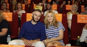 Održana Iskon premijera, Pjesma koja ljubav znači